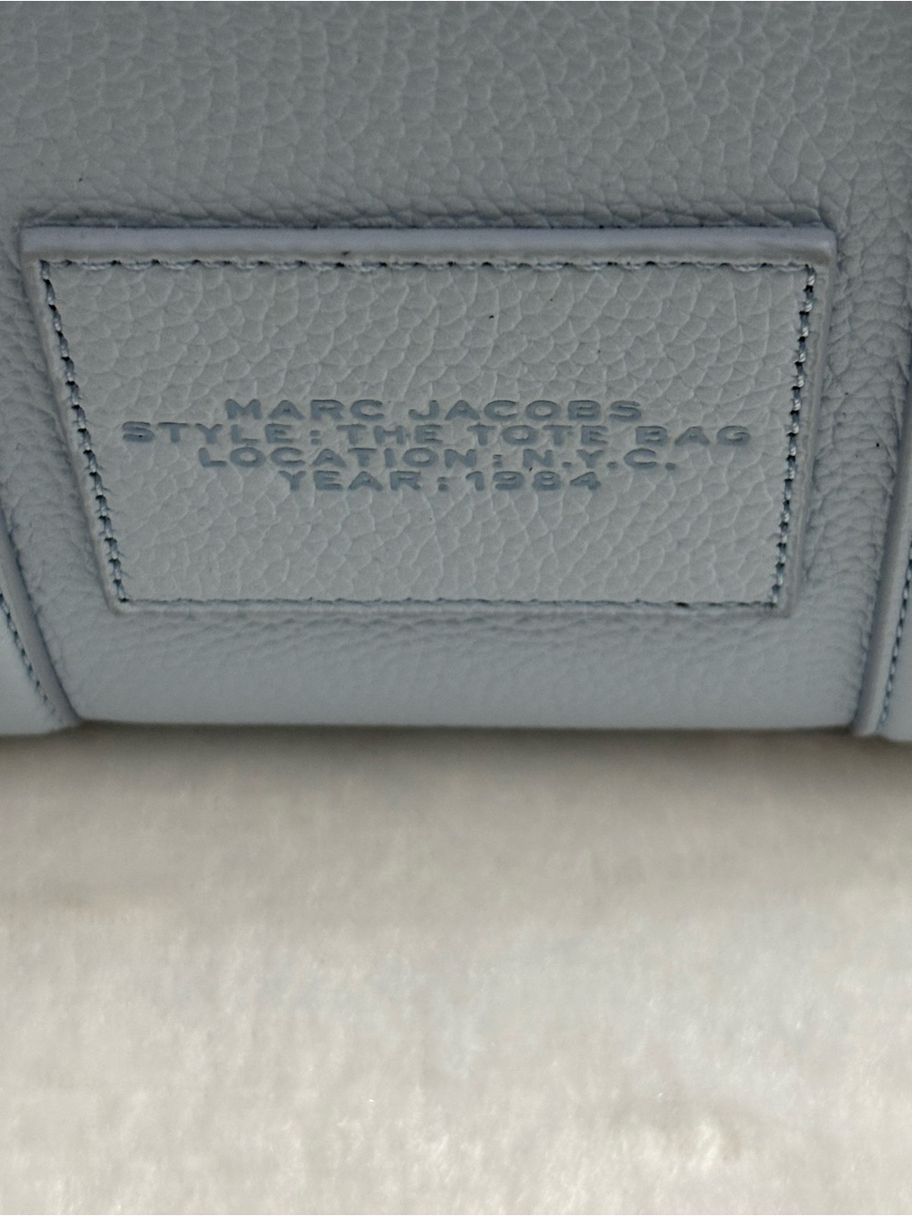 MARC JACOBS THE LEATHER SMALL TOTE BAG & MATCHING WALLET — CLOUD BLUE - Picture 15 of 16